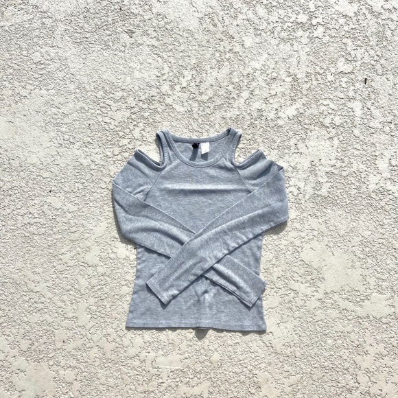 HOST PICK 🎉 H&M Divided Ribbed Open Shoulder Top - Picture 2 of 7